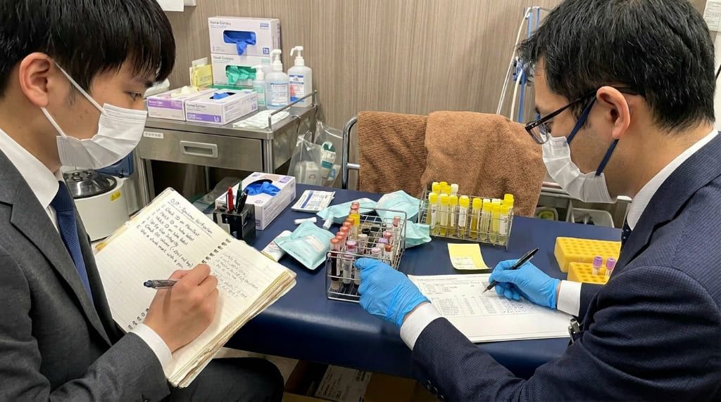 検体と書類の確認作業